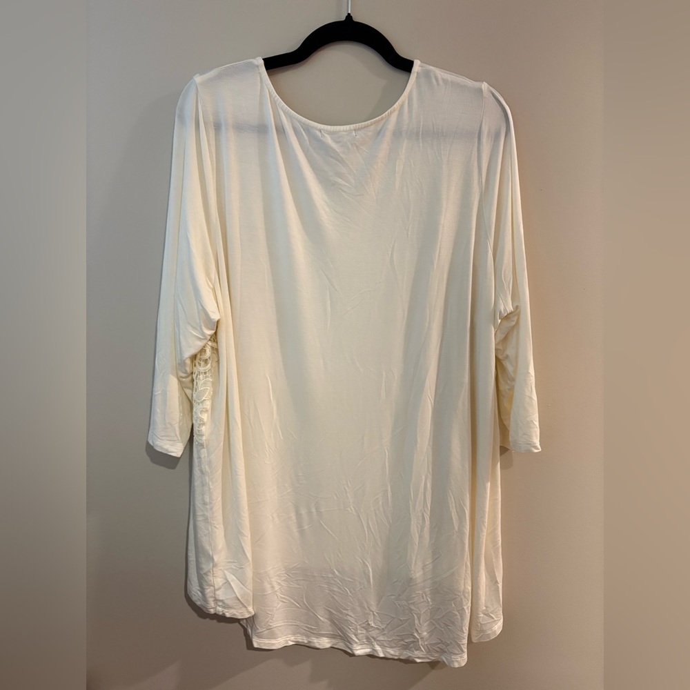 Lane Bryant Ivory High-Low Blouse with Lace Detail – Size 3X 22/24 - Picture 2 of 4